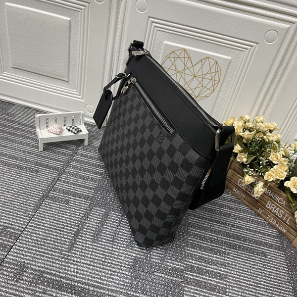 ルイヴィトンバッグ背面デザイン